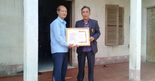 "Tù oan" Hàn Đức Long nhận huy hiệu 30 năm tuổi Đảng