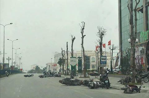 Phú Thọ: Giông lốc "quật ngã" hàng chục chiếc xe máy nằm la liệt trên đường