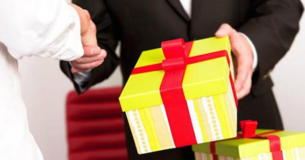 Kỷ luật 2 công chức nhận quà trái quy định