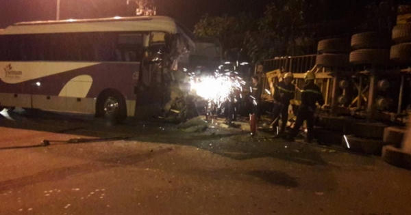 Xe khách tông xe đầu kéo, tài xế chết thảm