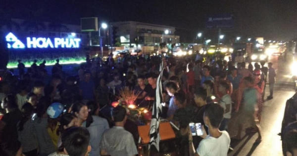 Vụ 2 cô gái tử vong bất thường trong đêm: Người dân mang quan tài tới trụ sở công an huyện Yên Mỹ!