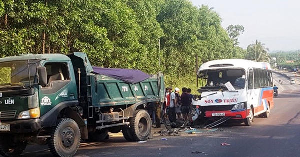Ô tô khách tông đuôi xe tải, hai cháu bé tử vong thương tâm