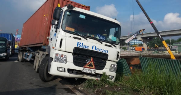 Lạnh người cảnh xe container nằm lơ lửng trên mép hầm chui xa lộ Hà Nội