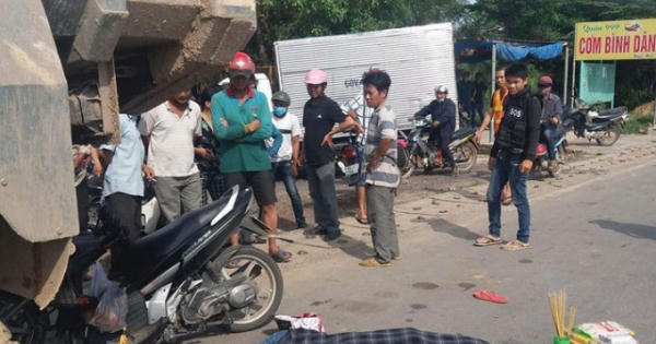 Xe ben chuyển làn đột ngột khiến 3 mẹ con thương vong