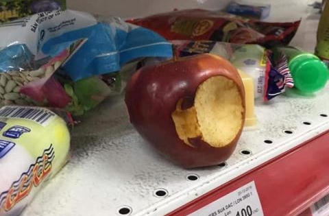 Siêu thị Auchan sắp rút khỏi Việt Nam: Người dân đến gặm táo nửa quả, bóc bánh, sữa ăn khi chưa thanh toán Siêu thị Auchan sắp rút khỏi Việt Nam: Người dân đến gặm táo nửa quả, bóc bánh, sữa ăn khi chưa thanh toán