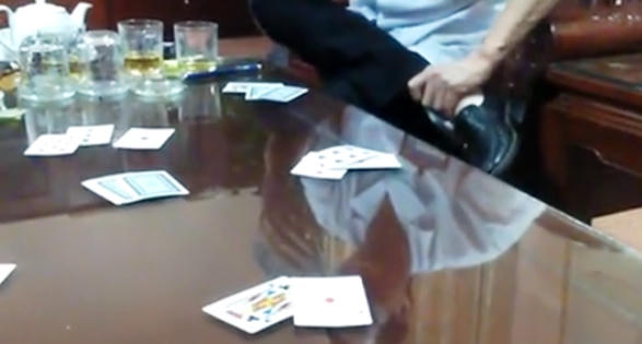 Giám đốc bệnh viện đánh bài ăn tiền bị cảnh cáo