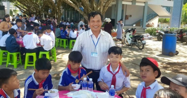 Xúc động bữa cơm thầy-trò dịp 20/11