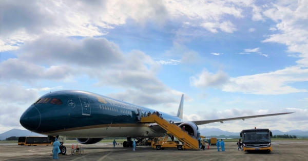 Đưa gần 300 công dân Việt Nam từ Canada về nước