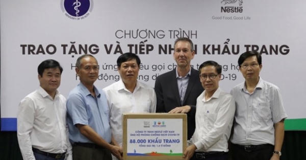 Bộ Y tế tiếp nhận 88.000 khẩu trang để phòng chống COVID-19