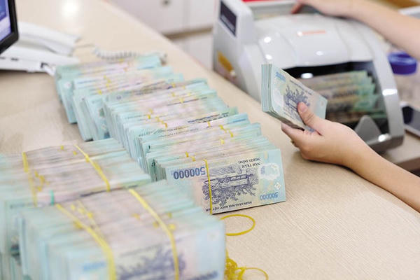 Lãi suất huy động chạm mốc 7,3%, lãi vay 'rục rịch' tăng theo