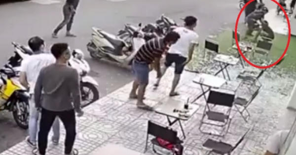 Clip: Đang ngồi cafe, nhóm thanh niên hoảng hồn với vật thể lạ từ trên trời rơi xuống Clip: Đang ngồi cafe, nhóm thanh niên hoảng hồn với vật thể lạ từ trên trời rơi xuống