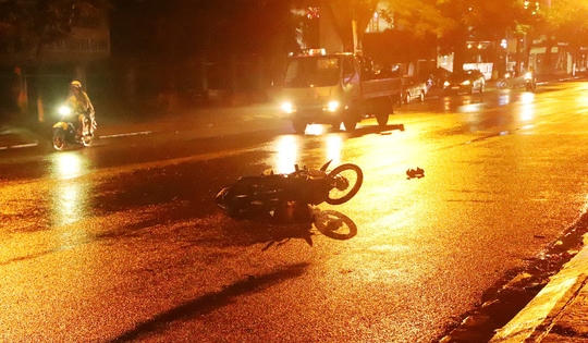 Va chạm với xe tải, hai thanh niên nguy kịch