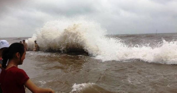 Nam Định: Quất Lâm xuất hiện sóng mạnh nước tràn qua đê