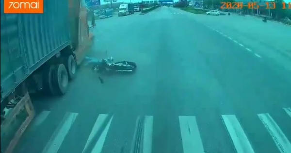 [Clip]:  Xe máy bị container húc văng khi sang đường không quan sát