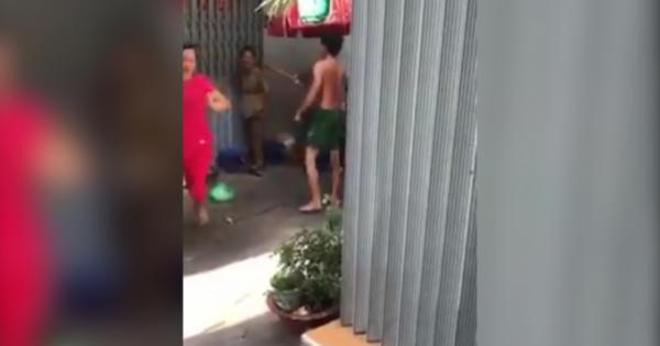 Phẫn nộ với clip nghịch tử dùng chổi đánh mẹ