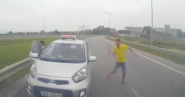 Bị chặn đầu trên đường ngược chiều, tài xế taxi rút tuýp sắt đe dọa người khác