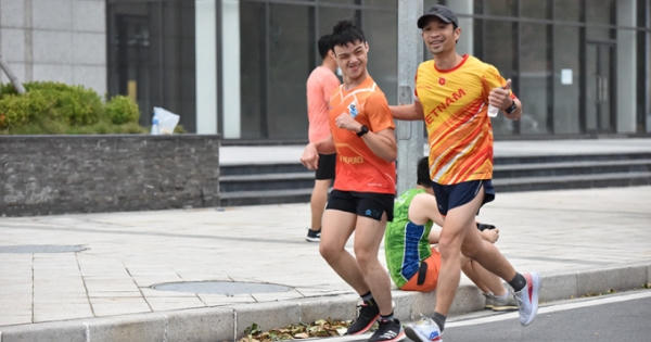 Nghị lực của chàng trai khuyết tật thích chạy bộ