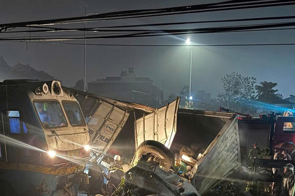 Công an Hà Nội thông tin ban đầu về vụ va chạm giao thông đường sắt khiến 2 người thương vong Công an Hà Nội thông tin ban đầu về vụ va chạm giao thông đường sắt khiến 2 người thương vong