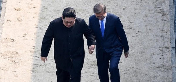 Khoảnh khắc Chủ tịch Triều Tiên Kim Jong-un bước chân qua biên giới Hàn-Triều