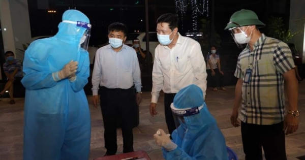 Trắng đêm lấy hơn 40 nghìn mẫu test nhanh tại TP Vinh