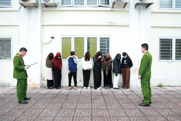 Phát hiện tổ chức đánh bạc bằng game “bắn cá”, “Tề thiên” tại trung tâm thương mại ở Hà Tĩnh Phát hiện tổ chức đánh bạc bằng game “bắn cá”, “Tề thiên” tại trung tâm thương mại ở Hà Tĩnh