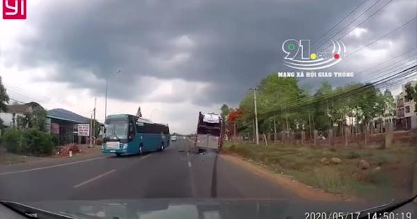 [Clip]: Tình huống thoát chết thần kỳ của người điều khiển xe máy khi chui lọt gầm xe đầu kéo
