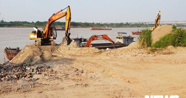 Hành lang đê ngăn lũ ở Hà Nội bị lấn chiếm làm nơi kinh doanh Hành lang đê ngăn lũ ở Hà Nội bị lấn chiếm làm nơi kinh doanh