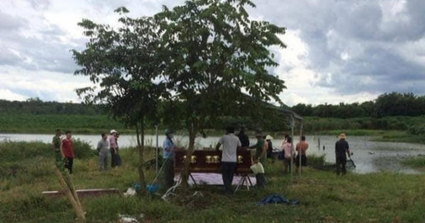 Bàng hoàng phát hiện thi thể người phụ nữ đang phân hủy trên sông