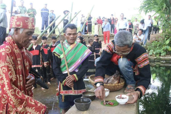 Lễ cúng bến nước của người Êđê ở Đắk Lắk tại buôn Hra Ea Tlă