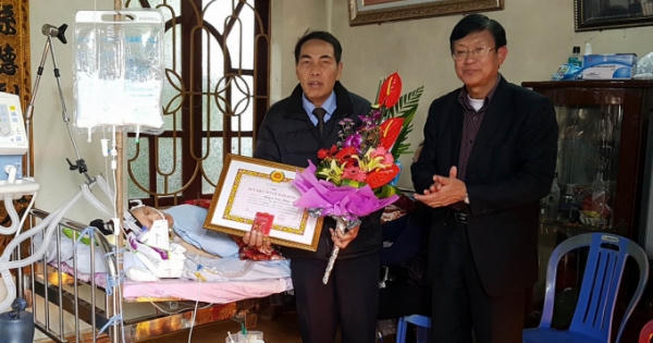 Trao huy hiệu 70 năm tuổi Đảng cho Chiến sĩ lão thành cách mạng ngay bên giường bệnh Trao huy hiệu 70 năm tuổi Đảng cho Chiến sĩ lão thành cách mạng ngay bên giường bệnh