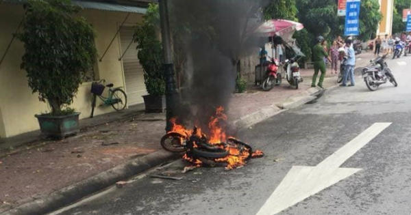 Xô xát trên quốc lộ, đốt rụi xe máy của của đối thủ
