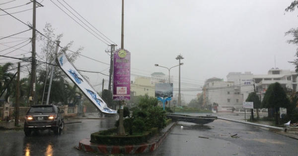 Khẩn trương khôi phục cấp điện trở lại sau cơn bão số 12