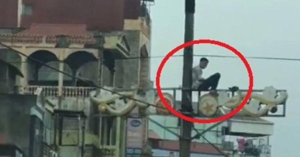 Hà Nội: Phát hoảng nam thanh ngồi vắt vẻo trên cột điện