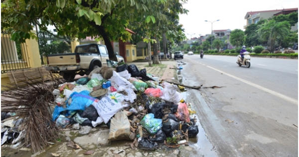 Cận cảnh những “núi rác” bủa vây trên nhiều tuyến phố Thị xã Sơn Tây