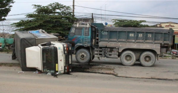 Bình Dương: Sau va chạm, xe tải lật giữa đường, người dân phá cửa giải cứu tài xế và phụ xe