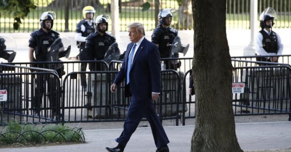 Tai vạ ập đến vào cuối nhiệm kỳ của Trump