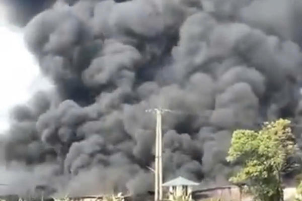 Cột khói đen bốc cao khu vực Trại giam Quảng Ninh