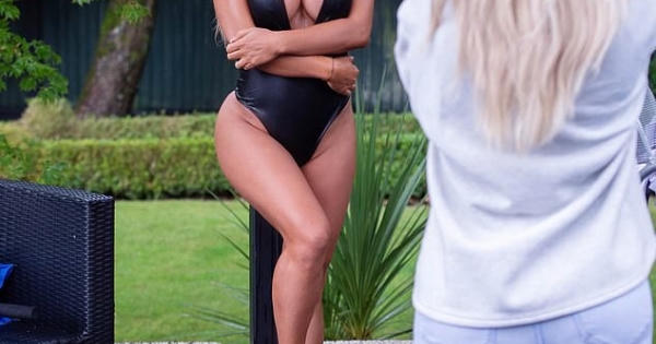 Mẫu nội y Bianca Gascoigne khoe body 'phồn thực' khi chụp ảnh áo tắm