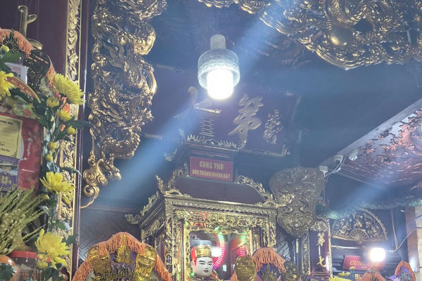 Đền Bảo Hà ken đặc người về lễ Quan Hoàng Bảy cầu tài, xin lộc