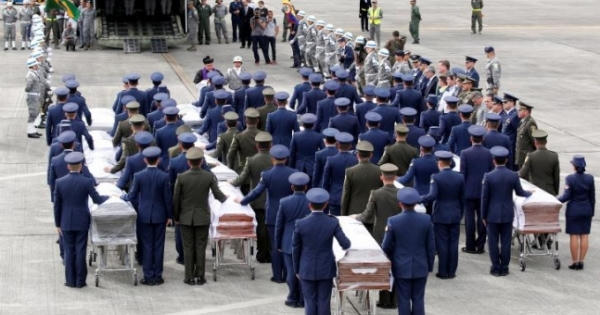 Thi thể 71 nạn nhân vụ máy bay rơi ở Colombia được đưa về quê nhà Thi thể 71 nạn nhân vụ máy bay rơi ở Colombia được đưa về quê nhà