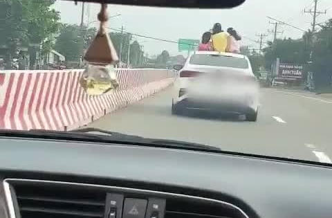 [Clip]: Phẫn nộ cảnh tài xế ô tô để 3 cháu nhỏ vắt vẻo trên cửa sổ trời đầy nguy hiểm