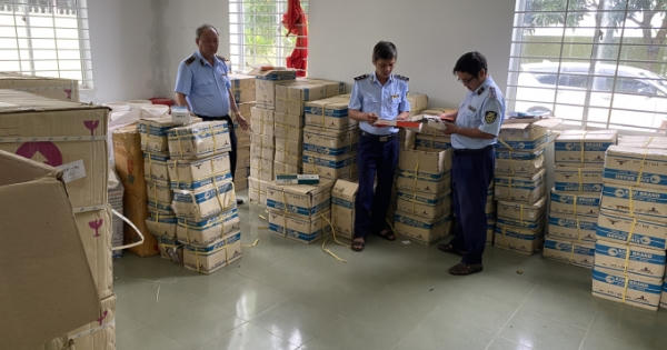 Hàng chục nghìn sản phẩm mỹ phẩm, dao không rõ nguồn gốc vừa bị tạm giữ