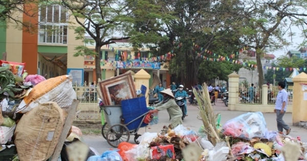 Gia Lâm, Hà Nội: Rác thải "vây” trường mầm non Gia Lâm, Hà Nội: Rác thải "vây” trường mầm non