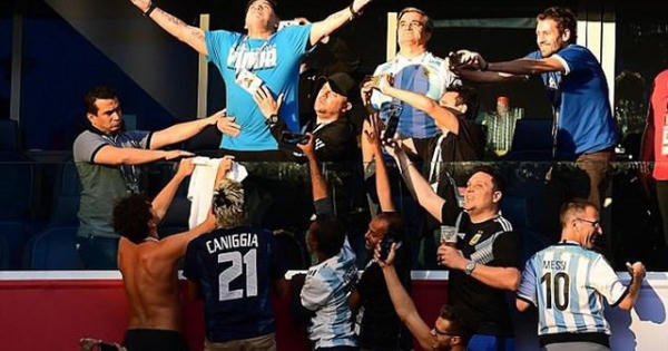 Clip: Maradona phải nhập viện khẩn cấp sau trận thắng của Argentina
