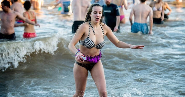 Lạnh âm 8 độ C, hàng nghìn người vẫn lao xuống... tắm biển