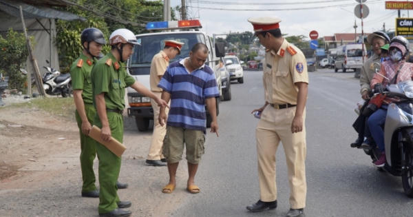 Đồng Nai: Xe đưa đón học sinh lại tiếp tục làm rơi 2 cháu xuống đường