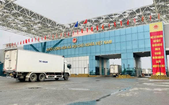 Gần 700 tấn hàng hóa được thông quan qua cầu Bắc Luân II sau 2 ngày thí điểm cuối tuần