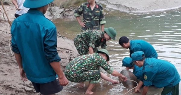 Bom “khủng” nặng đến 343 kg được nhô lên trên dòng Nậm Mộ