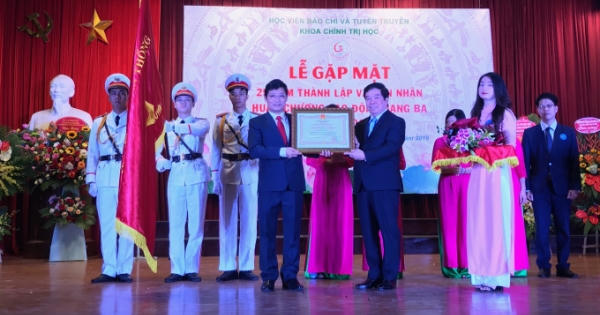 Khoa Chính trị học vinh dự đón nhận Huân chương Lao động hạng Ba Khoa Chính trị học vinh dự đón nhận Huân chương Lao động hạng Ba