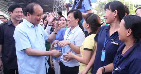 Thủ tướng gặp gỡ công nhân: "Lương tối thiểu phải đảm bảo được mức sống tối thiểu" Thủ tướng gặp gỡ công nhân: "Lương tối thiểu phải đảm bảo được mức sống tối thiểu"